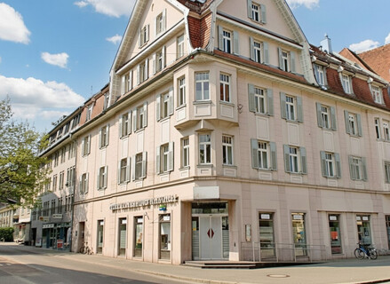 Zentral. Hell. Großzügig. – 2-Zimmer-Dachgeschosswohnung mit 81 m² zu vermieten!