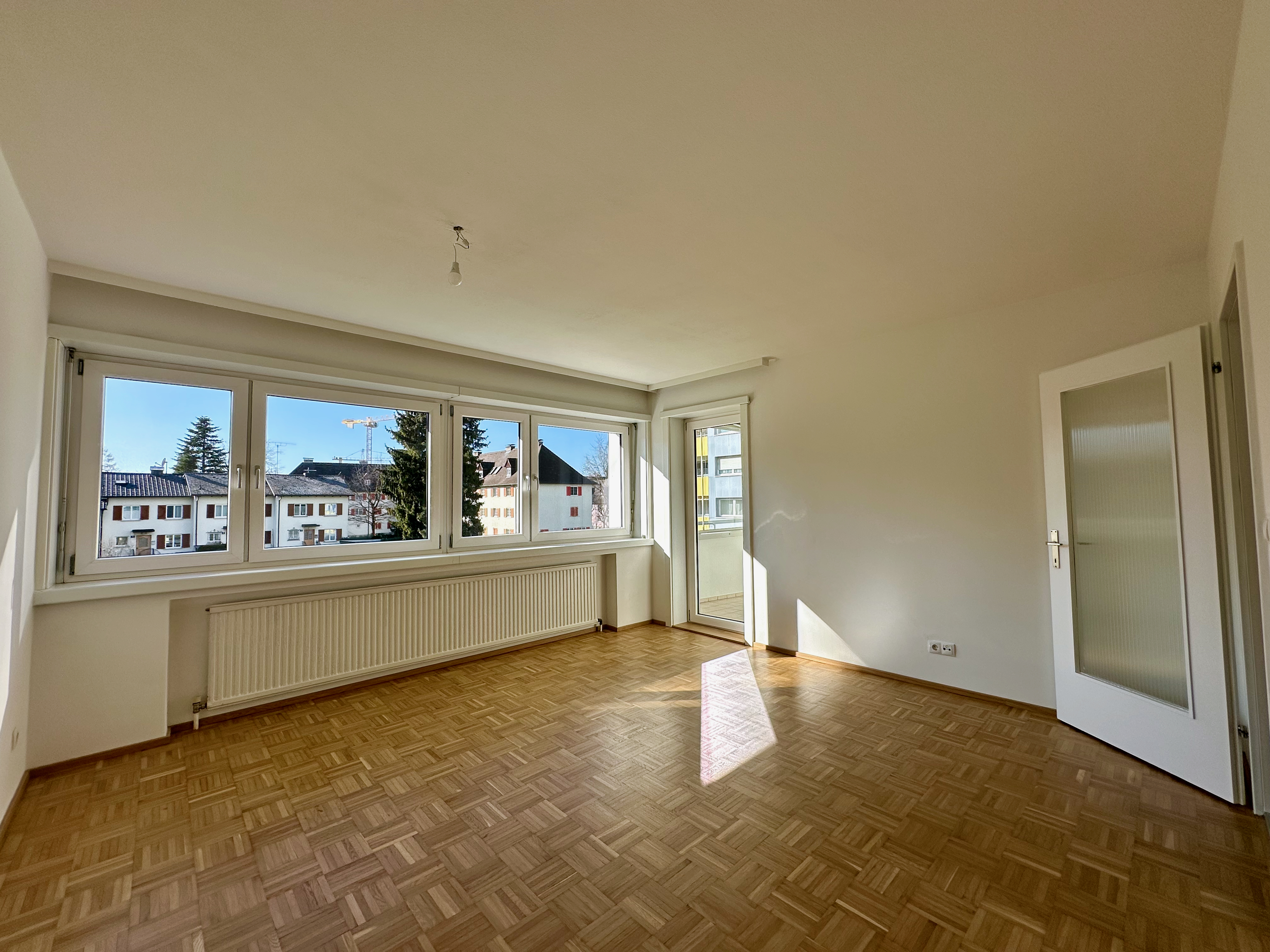 ohne Provision -  geräumige neu renovierte 2,5 Zimmer Wohnung mit verglasten Balkon