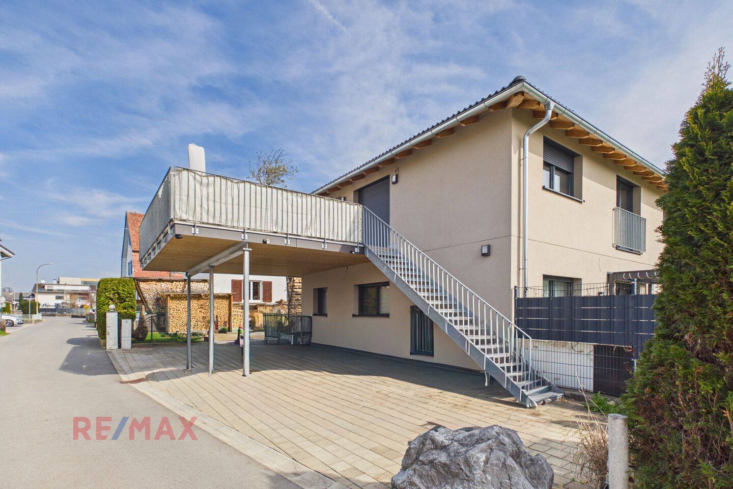 Wohnung zur Miete1.800&nbsp;€4 Zimmer&nbsp;&nbsp;•&nbsp;&nbsp;91,9 m²&nbsp;&nbsp;•&nbsp;&nbsp;1. GeschossHoheneggerstraße 40, Lauterach (6923)AnrufenKontaktieren